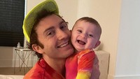 <p>Tak hanya Meghan, Daryl juga kerap mengabadikan potretnya bersama sang putra. Wah, anak Ayah banget, nih! (Foto: Instagram: @darylsabara)</p>