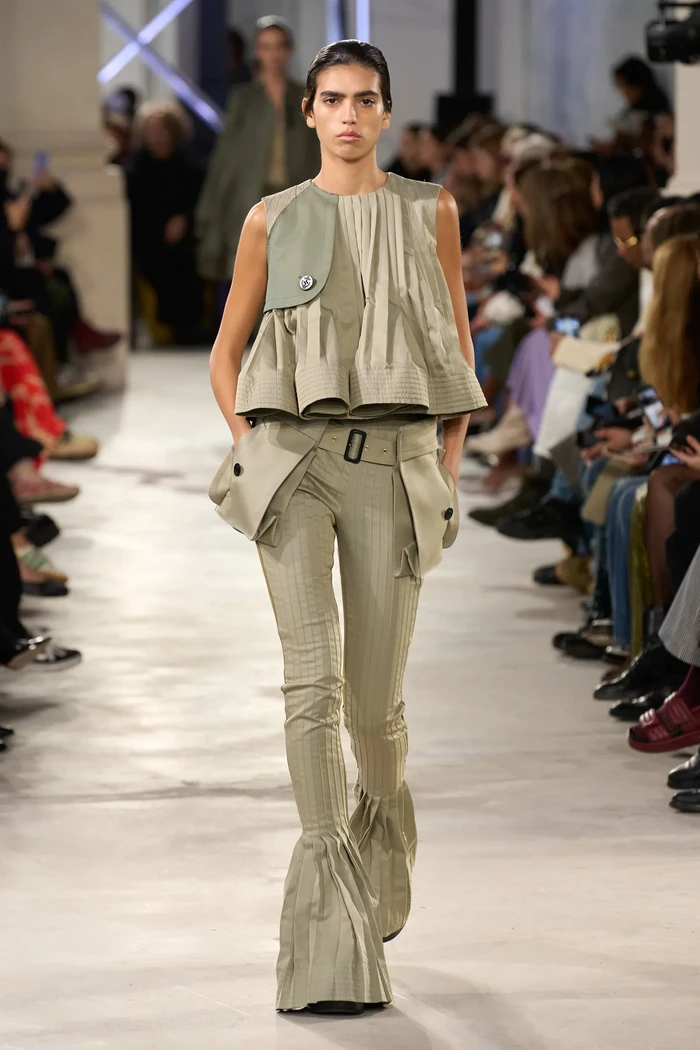 Celana flare makin berkesan edgy lewat detail saku besar pada koleksi Sacai. Foto: Daniele Oberrauch / Gorunway.com/ Vogue