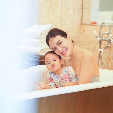7 Potret Keseruan Shandy Aulia Mandi Bareng Claire Sang Putri Tercinta