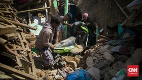 img-title Masih Trauma, Warga Cianjur Berhamburan Saat Rasakan Gempa Garut