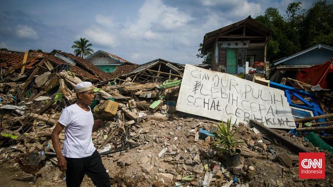 BNPB meminta korban gempa Cianjur berkoordinasi jika ingin memindahkan atau membongkar tenda darurat.