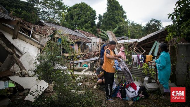 Muhadjir Minta Polri Tertibkan Warga 'Wisata Bencana' Gempa Cianjur Menko PMK Muhadjir Effendy mengatakan jangan sampai para pihak yang hanya ingin foto-foto di lokasi bencana mengganggu penanganan warga terdampak.