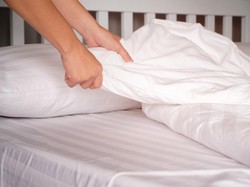 Unik! Lomba Pasang Sprei di China Ini Curi Perhatian