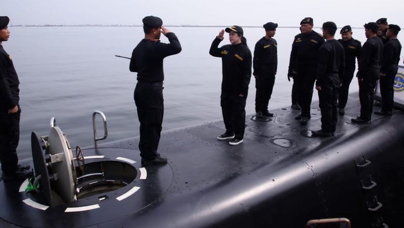 Ketua DPR RI Puan Maharani menerima brevet kehormatan Hiu Kencana dari Tentara Nasional Indonesia Angkatan Laut (TNI AL)