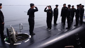 Naik Kapal Selam KRI Alugoro-405, Puan Terima Brevet Kehormatan TNI AL