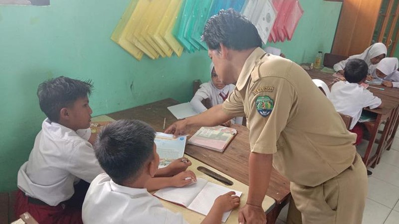 Akses Bagi Anak-anak Buruh Tani Sawit Dapatkan Pendidikan Berkualitas Tidaklah mudah bagi anak-anak buruh sawit di SDN 005 Tanjung Palas Timur, Kabupaten Bulungan, Kalimantan Utara untuk mendapatkan pendidikan yang berkualitas