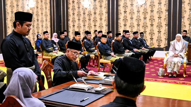 Sebagian warganet salah fokus pada pulpen murah yang digunakan Anwar Ibrahim saat meneken dokumen pelantikan sebagai PM Malaysia.