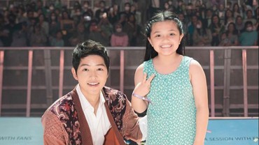 img-title 7 Momen Detik-detik Arsy Diajak Foto Bareng Song Joong Ki, Bikin Iri!