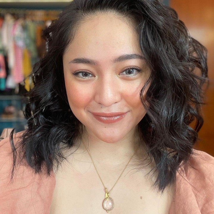 <p>Terakhir ada Marshanda nih, Bunda. Bunda seorang anak ini menggemakan prinsip <em>selflove</em> dari apa yang muncul di diri sendiri. "Semakin lo nerima diri lo sepenuhnya, semakin cantik elo jadinya. Gue beruntung dikelilingi beberapa wanita yang ngga merasa bahwa punya uban/nambah keriput/aging process itu sebagai sesuatu yang miris atau dianggap buruk," ujarnya, dikutip dari akun @marshanda99. (Foto Instagram @marshanda99)</p>