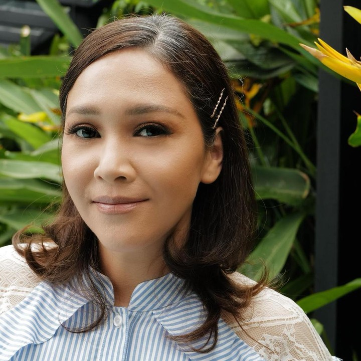 <p>Ketiga, ada Maia Estianty ibunda Al, El, dan Dul. Dalam unggahannya, Maia bertanya cara menghilangkan rambut putih sambil tertawa. "Bagaimanakah caranya menghilangkan uban yang menggemaskan ini? Hahaha," tulisnya melaluin akun @maiaestiantyreal. (Foto: Instagram @maiaestiantyreal)<br /><br /><br /></p>