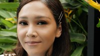 <p>Ketiga, ada Maia Estianty ibunda Al, El, dan Dul. Dalam unggahannya, Maia bertanya cara menghilangkan rambut putih sambil tertawa. "Bagaimanakah caranya menghilangkan uban yang menggemaskan ini? Hahaha," tulisnya melaluin akun @maiaestiantyreal. (Foto: Instagram @maiaestiantyreal)<br /><br /><br /></p>
