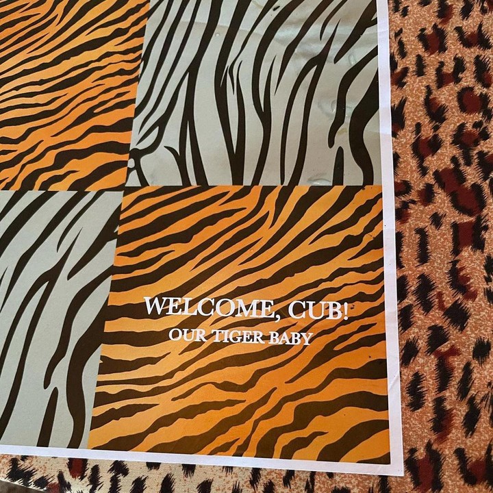 <p>Bahkan taplak meja makannya pun menggunakan desain harimau, Bunda. Super unik ya, beda dari yang lain. Di situ pun tertulis ucapan selamat datang untuk Baby Tiger. (Foto: Instagram/nadsap)</p>