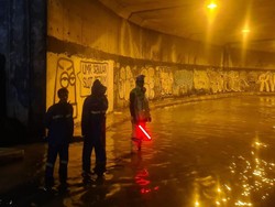 Banjir di Kolong Tol JORR Meruya, Kendaraan Tak Bisa Melintas