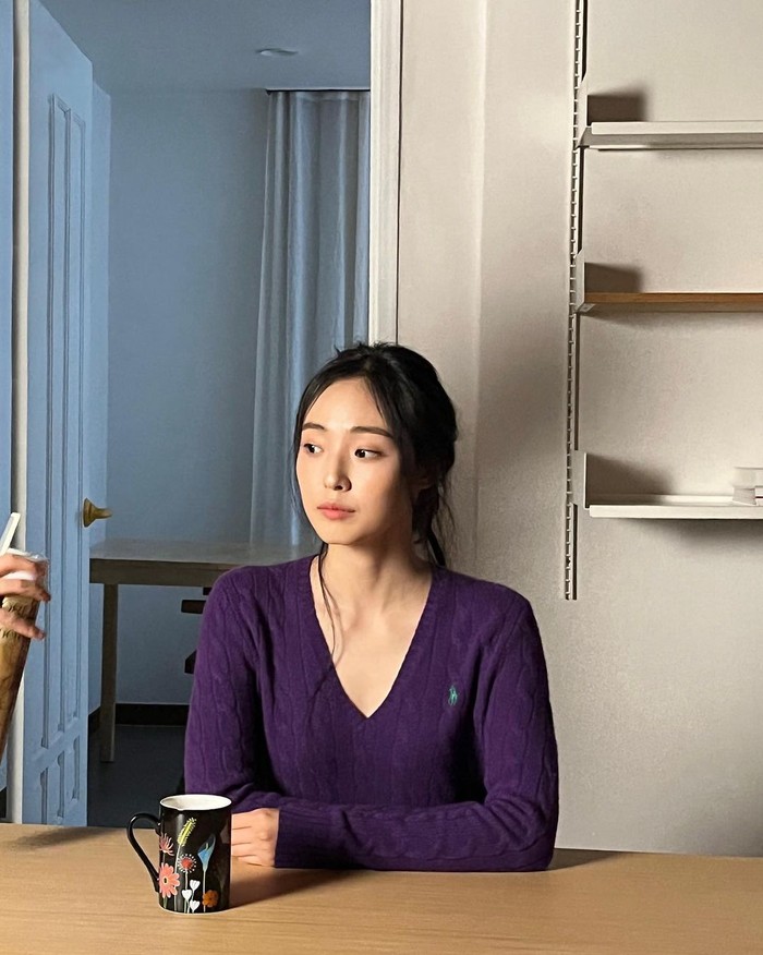 Berusia 31 tahun, aktris Jeon So Nee tetap menawan dengan wajahnya yang terlihat polos dan juga imut. Saat ini ia tengah sibuk mempersiapkan drama terbaru bertajuk Parasyte: The Grey yang diadaptasi dari manga populer. / Foto: Instagram/management_soop