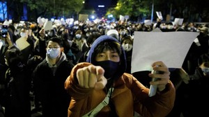 Demonstran di China Acungkan Kertas Putih, Apa Maksudnya?