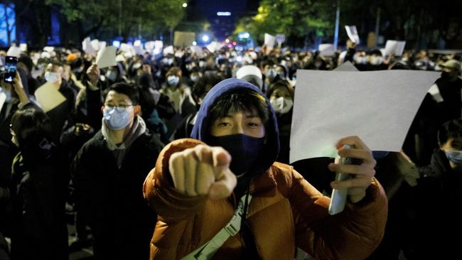 Demonstrasi dengan memegang kertas putih sebagai simbol protes terhadap penyensoran di China membuat saham bisnis alat tulis terkemuka di negara itu merosot.