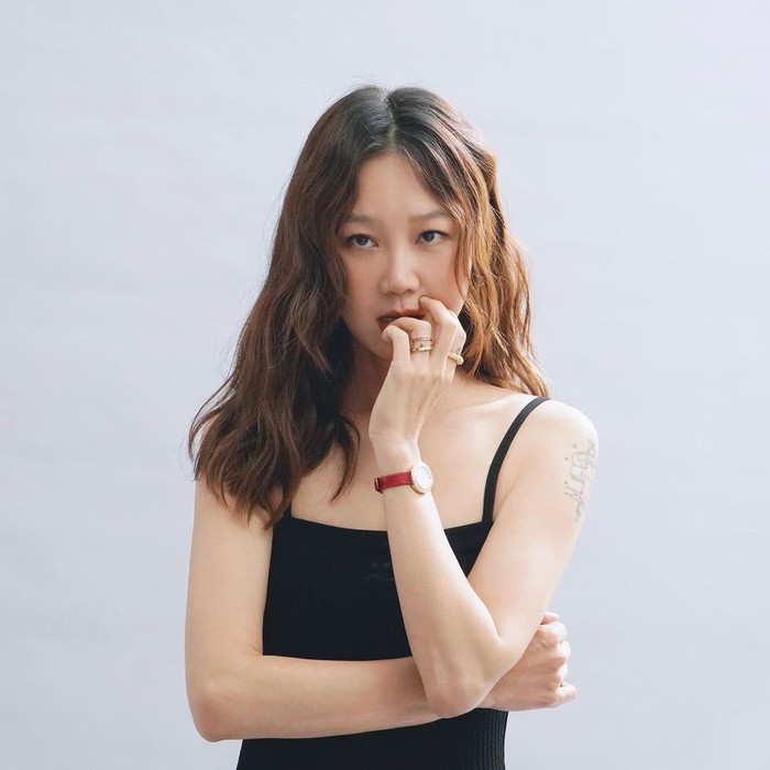Dijuluki 'Queen of Romantic Comedy', visual Gong Hyo Jin tak kalah menawan. Ia termasuk aktris yang berwajah otentik khas perempuan Korea Selatan. Dirinya kini disibukkan syuting drama Ask the Stars bersama Lee Min Ho. / Foto: Instagram/management_soop