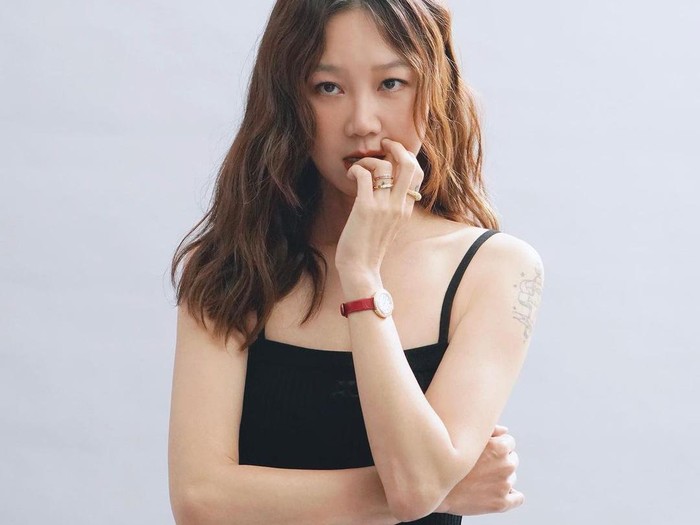 Dijuluki 'Queen of Romantic Comedy', visual Gong Hyo Jin tak kalah menawan. Ia termasuk aktris yang berwajah ontentik khas perempuan Korea Selatan. Dirinya kini disibukkan syuting drama Ask the Stars bersama Lee Min Ho. / Foto: Instagram/management_soop