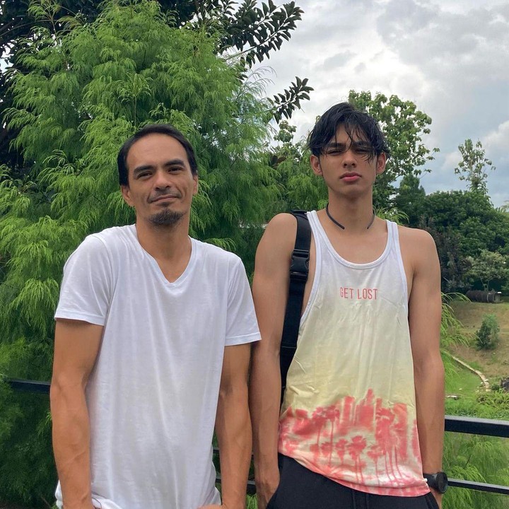 <p>Fattah Syach memang ganteng seperti ayahnya ya, Bunda? Kita doakan semoga karier Fattah bisa sesukses sang ayah di dunia hiburan Tanah Air, ya. (Foto: Instagram @fattahsyach)</p>