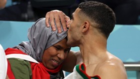 Achraf Hakimi Cium Kening Ibu Usai Maroko Hajar Belgia