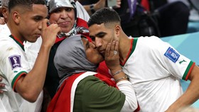 Momen Haru Kecupan Ibunda Usai Hakimi Bawa Maroko Bekuk Spanyol