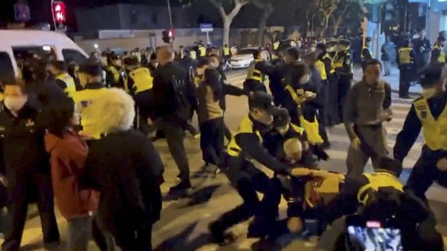 Polisi China menangkap dua orang saat demo tolak lockdown imbas Covid-19 dan menuntut Presiden Xi Jinping mundur di Shanghai pada Senin (28/11).