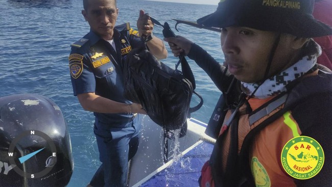 Sejauh ini dari empat awak helikopter Polri yang jatuh di perairan Bangka Belitung tinggal jasad pilot yang belum berhasil ditemukan.