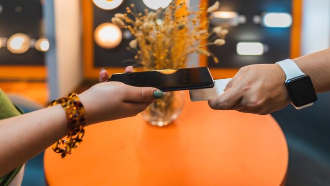 Berikut cara menggunakan NFC di hp Android agar proses pembayaran untuk beberapa jenis transaksi keuangan jadi lebih mudah.