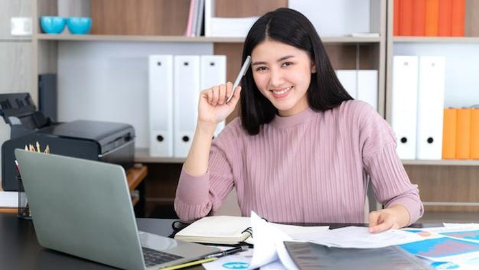 Ilustrasi perempuan sedang kerja/Foto: Freepik.com/