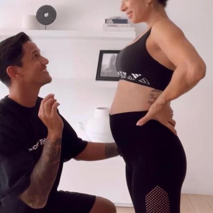 <p>Ini adalah momen Jennifer Bachdim dengan usia kandungan 24 minggu. Jennifer terlihat mengenakan pakaian olahraga berwarna hitam senada dengan baju yang dipakai Irfan. (Foto: Instagram/ jenniferbachdim)</p>