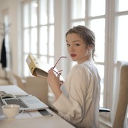 5 Kepribadian Ini Menunjukkan Kamu adalah Perempuan Cerdas di Lingkunganmu, Miliki Salah Satunya Beauties?