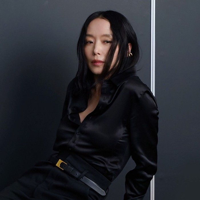 Jeon Do Yeon termasuk aktris senior yang cantik dan jago berakting. Telah berusia 49 tahun, tapi wajahnya tetap terlihat awet muda, ya. Baru-baru ini dirinya tampil apik dalam film Emergency Declaration. / Foto: Instagram/management_soop