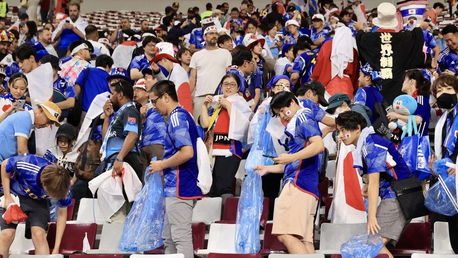 Jepang DOHA, QATAR - NOVEMBER 23: Japanese fans pick up trashes at the end of the FIFA World Cup Qatar 2022 Group E match against Germany at Khalifa International Stadium in Doha, Qatar on November 23, 2022. (Photo by Mohammed Dabbous/Anadolu Agency via Getty Images)