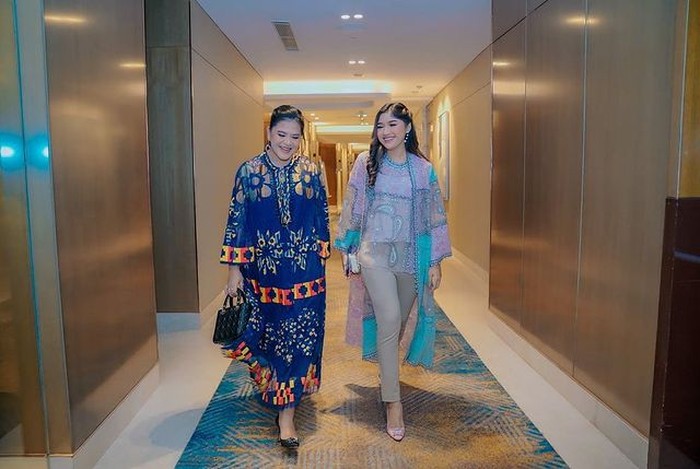 Kahiyang dan Erina mengenakan batik modern