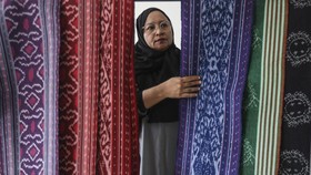 FOTO: Melestarikan Kain Tenun Tidore yang Sempat Hilang Ditelan Zaman