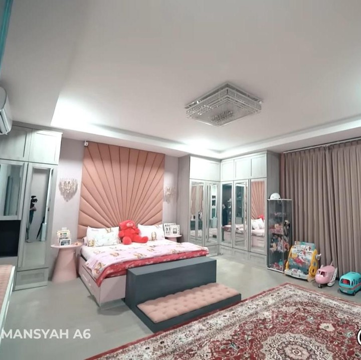 <p>Kamar Arsy dan Arsya juga berada di area tersebut. Sesuai dengan keinginannya, kamar Arsy dipenuhi dengan warna merah muda. (Foto: YouTube The Hermansyah A6)</p>