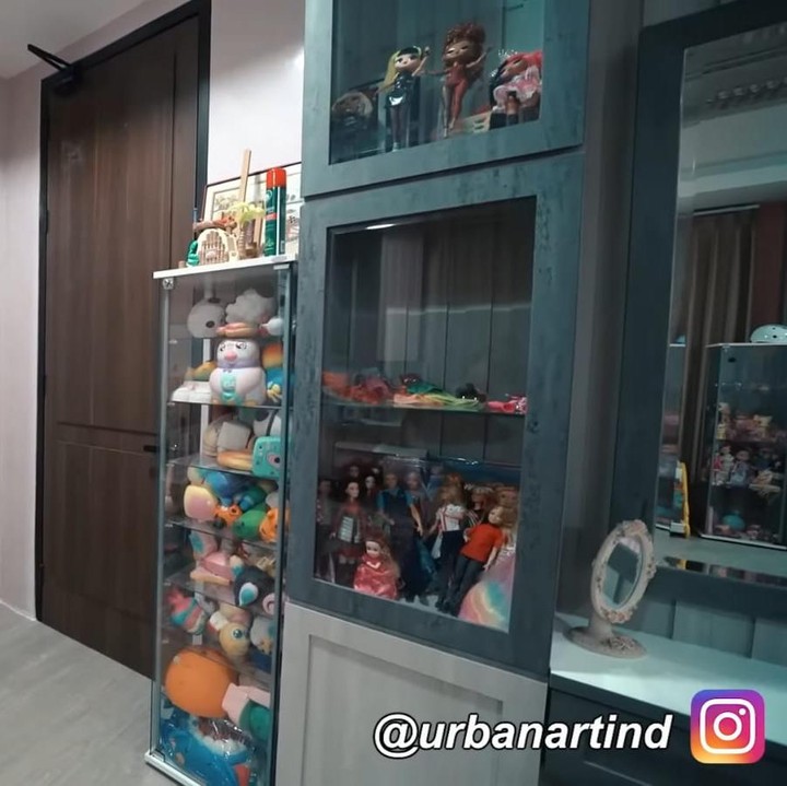 <p>Meski di ruang bermain mereka sudah banyak boneka dan mainan, Arsy juga masih menyimpan koleksi mainannya di kamar, Bunda. (Foto: YouTube The Hermansyah A6)</p>