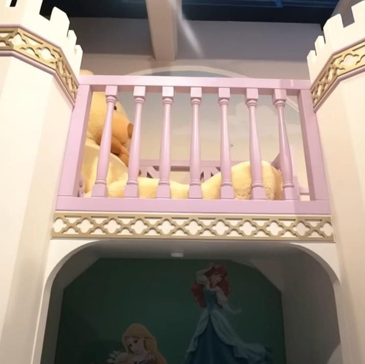 <p>Ruang bermain kedua anaknya pasangan selebriti yang satu ini dipadukan dengan area <em>princess</em> dan <em>jungle.</em> (Foto: YouTube The Hermansyah A6)</p>