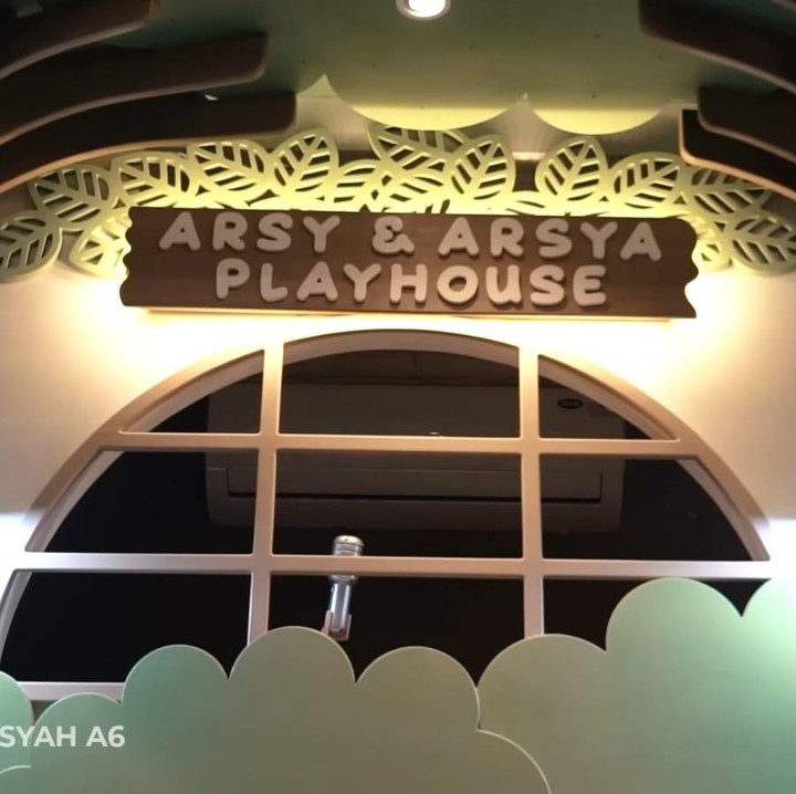 <p>Memiliki hobi menyanyi, Ashanty juga menyediakan area seperti panggung yang didesain khusus untuk Arsy bernyanyi di tempat tersebut. (Foto: YouTube The Hermansyah A6)</p>