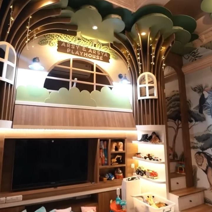 <p>Dilengkapi banyak mainan dan boneka, bahkan Ashanty dan Anang juga menyediakan fasilitas lainnya seperti seluncuran, meja kecil, dan televisi, lho, Bunda. (Foto: YouTube The Hermansyah A6)</p>
