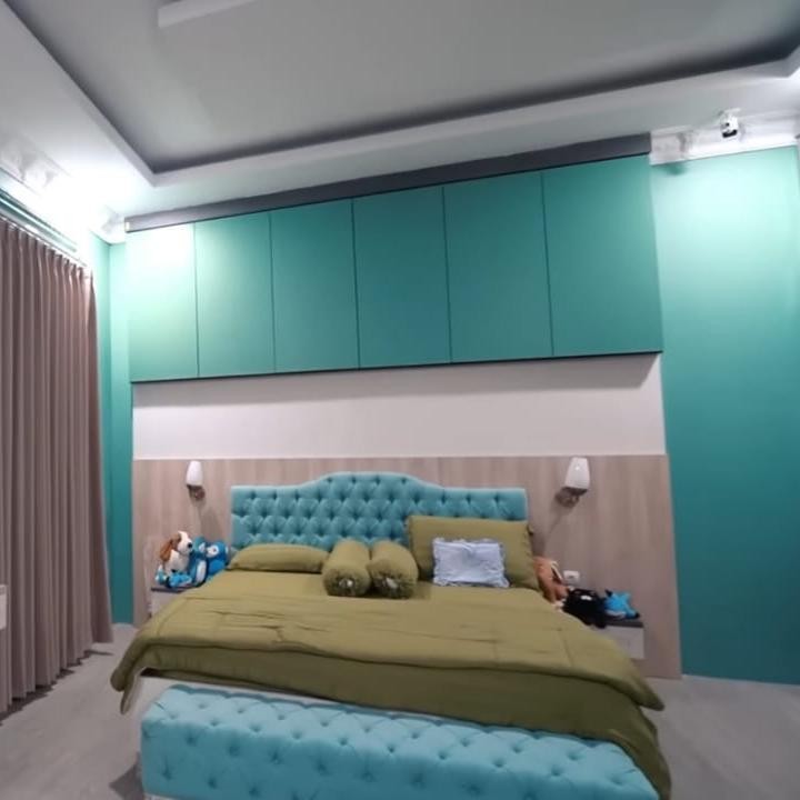 <p>Berbeda dengan Arsy, kamar Arsya terlihat sangat simpel didominasi warna biru. Meski tampak simpel, kamar anak laki-laki Anang yang satu ini juga sangat luas, ya, Bunda. (Foto: YouTube The Hermansyah A6)</p>