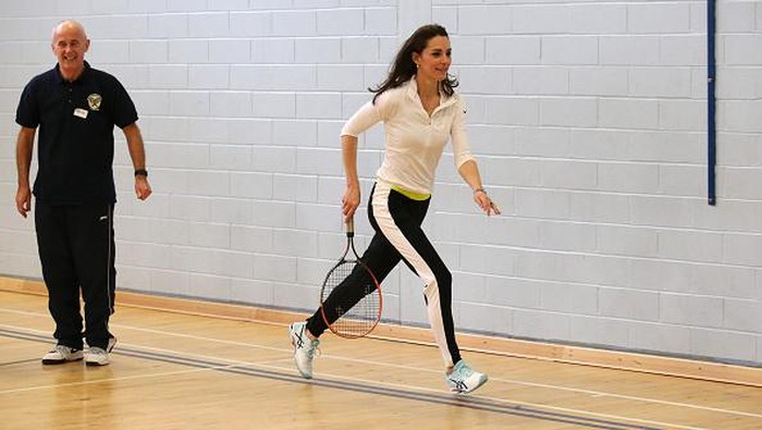 EDINBURGH, SCOTLAND - FEBRUARY 24:  Catherine, Duchess of Cambridge takes part in a tennis workshop with Andy Murray's mother Judy at Craigmount High School in Edinburgh on February 24, 2016 in Edinburgh, Scotland. (Photo by Andrew Milligan - WPA Pool/Getty Images)