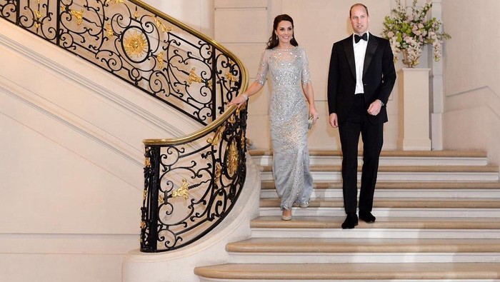 Kate Middleton dengan Gaun Bernuansa Warna Silver