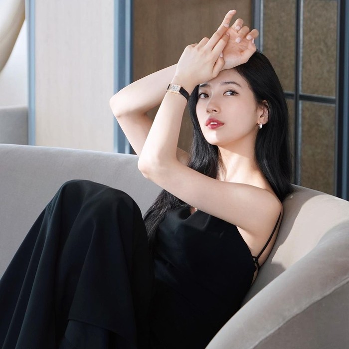 Kecantikan Bae Suzy yang dijuluki 'Nation's First Love' ini pun tak lekang oleh waktu. Ia bahkan pernah masuk dalam top visual idol K-Pop. Proyek drama Suzy terbaru ada Lee Doona yang dibintanginya bersama Yang Se Jong. / Foto: Instagram/management_soop