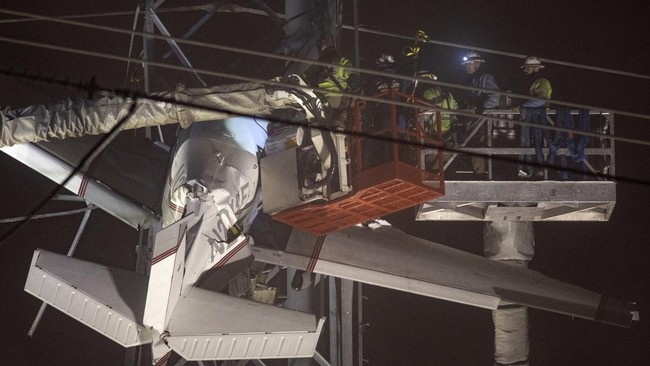 FOTO: Penampakan Pesawat Nyangkut di Menara Sutet AS