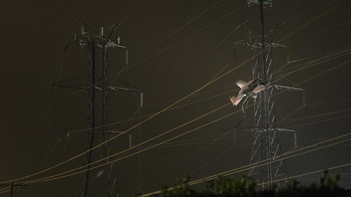 FOTO: Penampakan Pesawat Nyangkut di Menara Sutet AS