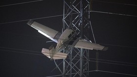 FOTO: Penampakan Pesawat Nyangkut di Menara Sutet AS