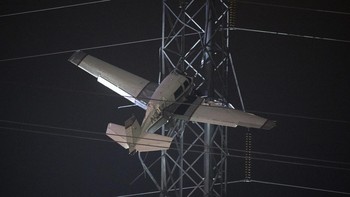 FOTO: Penampakan Pesawat Nyangkut di Menara Sutet AS
