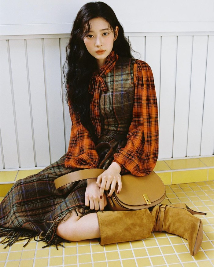 Kini fokus sebagai idol-actress, kecantikan Kim Min Ju pun terlihat memesona. Visualnya bahkan seringkali disebut unreal. Dirinya akan kembali menampilkan kemampuan aktingnya di drama The Forbidden Marriage. / Foto: Instagram/management_soop