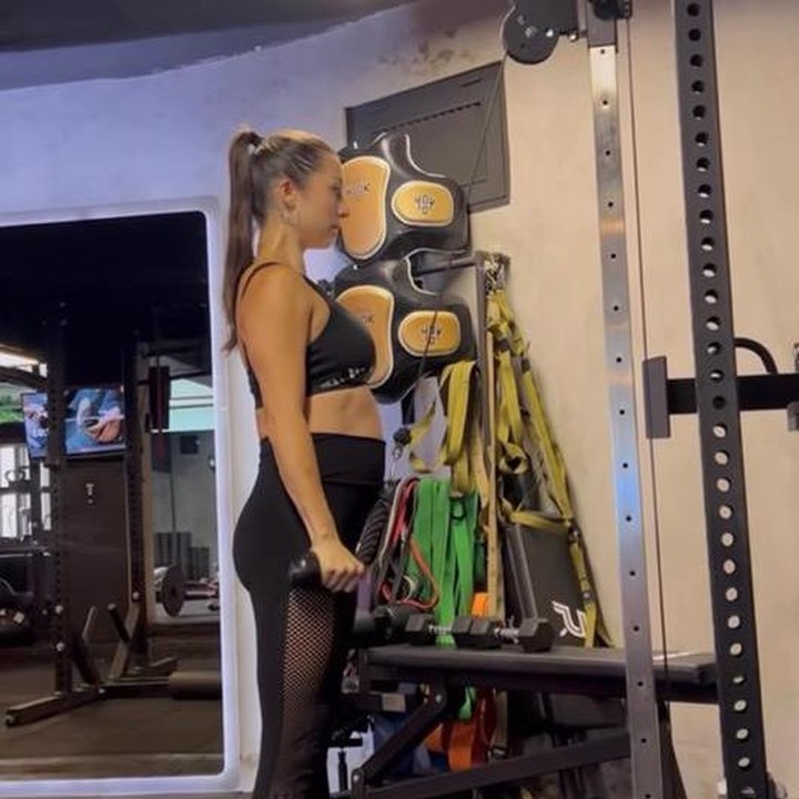 <p>Masih dengan pakaian olahraganya, Jennifer masih aktif bergerak untuk latihan di usia 29 minggu kehamilannya. Wah, keren banget bumil satu ini. (Foto: Instagram/ jenniferbachdim)</p>